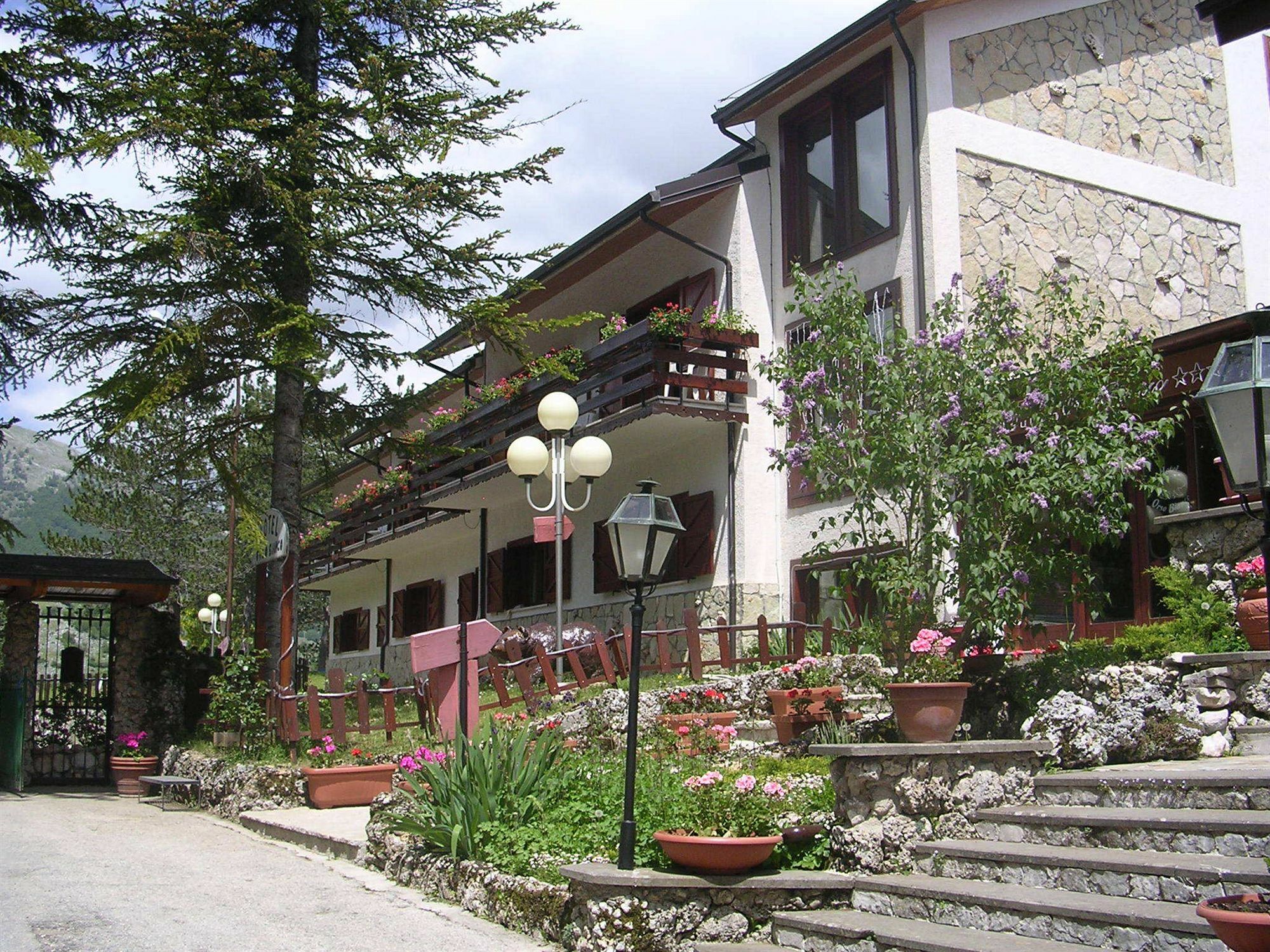 Hotel Orso Bianco Pescasseroli Exterior photo